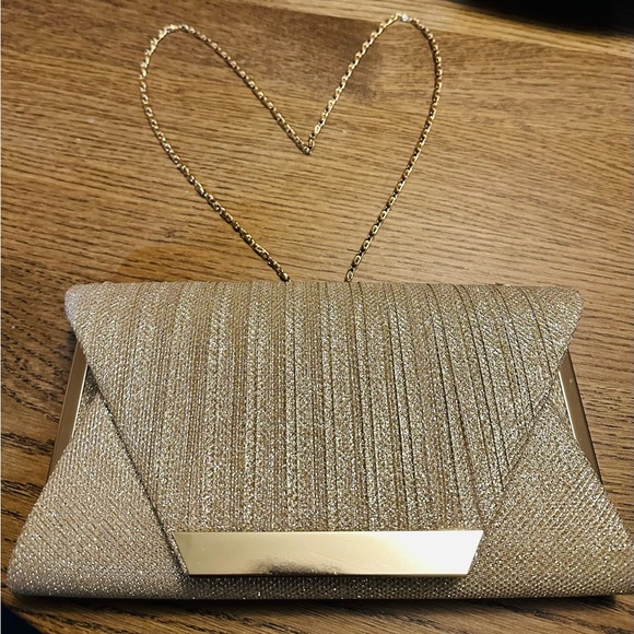 Gorgeous gold sparkly clutch purse with chain link strap. 🤍✨ - Picture 1 of 11